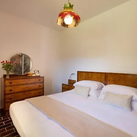 Large Lakeside * Lesa