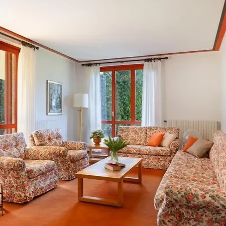 Large Lakeside * Lesa