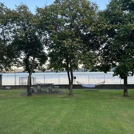 Large Lakeside ヴィラ