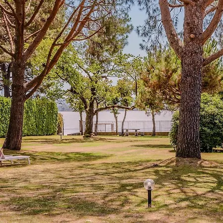 Large Lakeside ヴィラ
