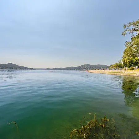 Large Lakeside ヴィラ