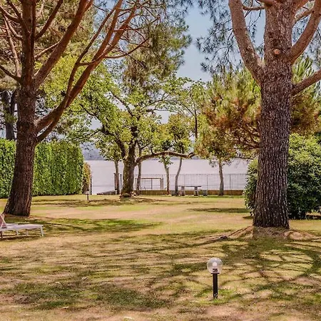 Large Lakeside Βίλα *